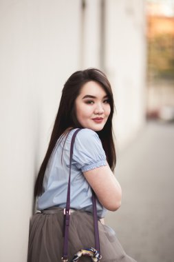 Modern elbise eski bir Krakow poz ile genç Asyalılar kız