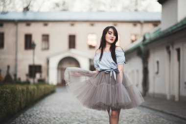 Modern elbise eski bir Krakow poz ile genç Asyalılar kız