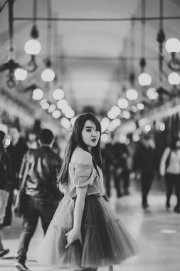 Eski şehir arka plan oturan elbiseli güzel Asyalı kız modeli