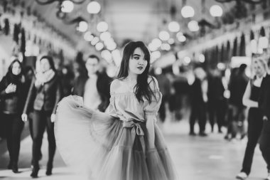 Eski şehir arka plan oturan elbiseli güzel Asyalı kız modeli