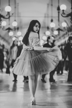 Eski şehir arka plan oturan elbiseli güzel Asyalı kız modeli