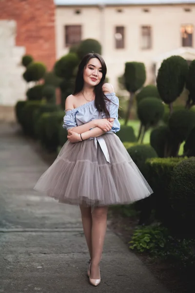 Junge asiatische Mädchen mit modernem Kleid posieren in einem alten Krakow — Stockfoto