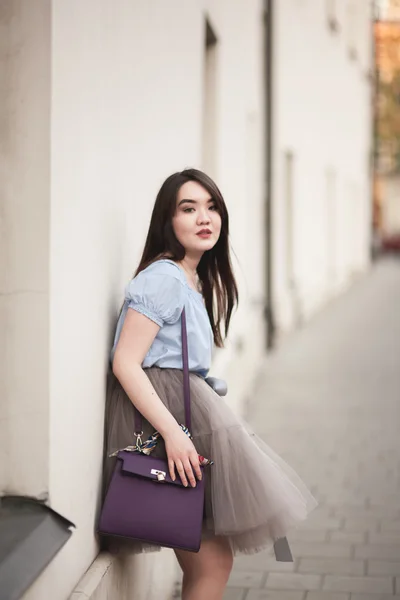 Modern elbise eski bir Krakow poz ile genç Asyalılar kız — Stok fotoğraf