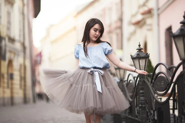 Mladá Asiatky dívka s moderní šaty pózuje v starý Krakov — Stock fotografie