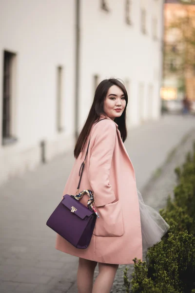 Jovens asiáticos menina com vestido moderno posando em uma velha Cracóvia — Fotografia de Stock