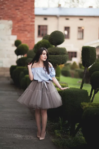 Unga asiater flicka med modern klänning poserar i en gammal Krakow — Stockfoto
