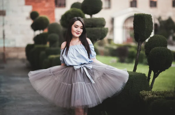 Jovens asiáticos menina com vestido moderno posando em uma velha Cracóvia — Fotografia de Stock