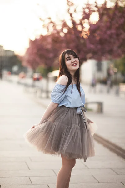 Jovens asiáticos menina com vestido moderno posando em uma velha Cracóvia — Fotografia de Stock