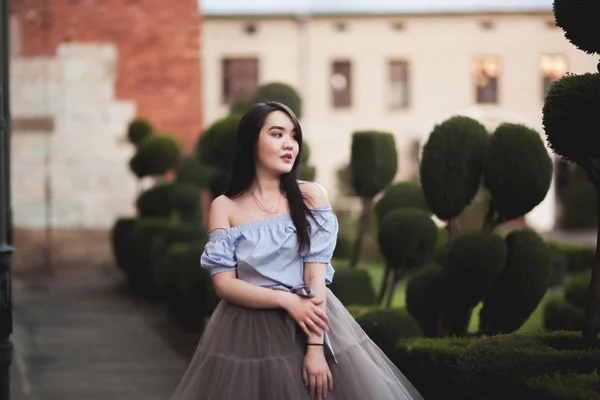 Junge asiatische Mädchen mit modernem Kleid posieren in einem alten Krakow — Stockfoto