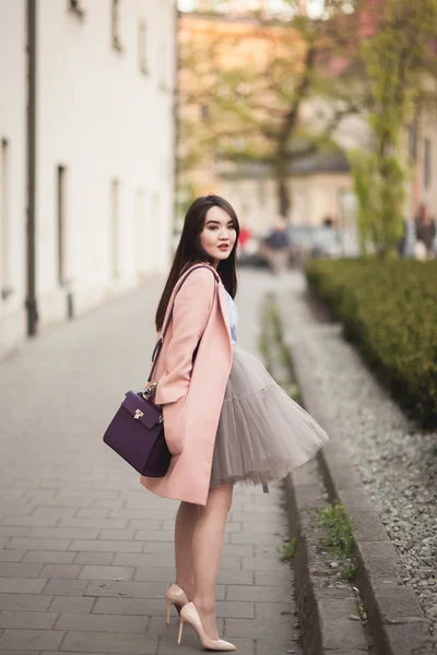 Jóvenes asiáticos chica con vestido moderno posando en una vieja Cracovia — Foto de Stock