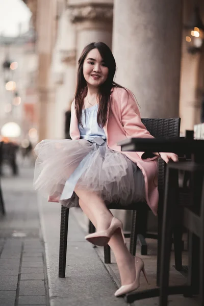 Model piękny dziewczyna azjatyckich w sukni siedzi stary tło miasta — Zdjęcie stockowe
