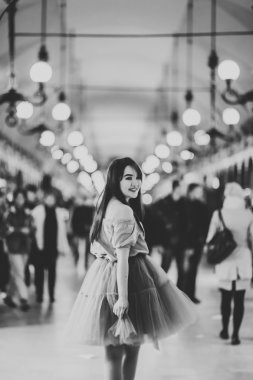 Eski şehir arka plan oturan elbiseli güzel Asyalı kız modeli