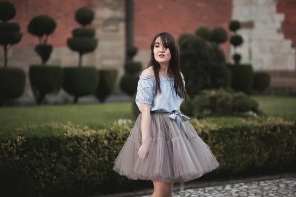 Jóvenes asiáticos chica con vestido moderno posando en una vieja Cracovia — Foto de Stock