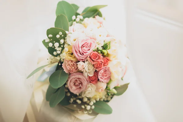 婚礼完美新娘捧花的不同颜色的花 — 图库照片