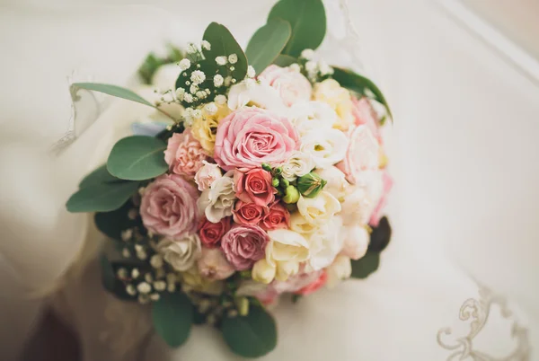 Mariage parfait bouquet de mariée de différentes fleurs — Photo