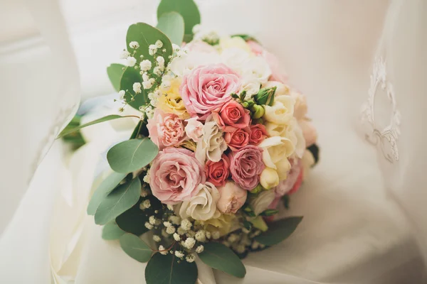 Hochzeit perfekter Brautstrauß aus verschiedenen Blumen — Stockfoto