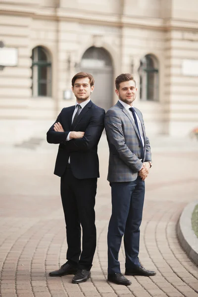 Full längd porträtt av två eleganta affärsmän — Stockfoto