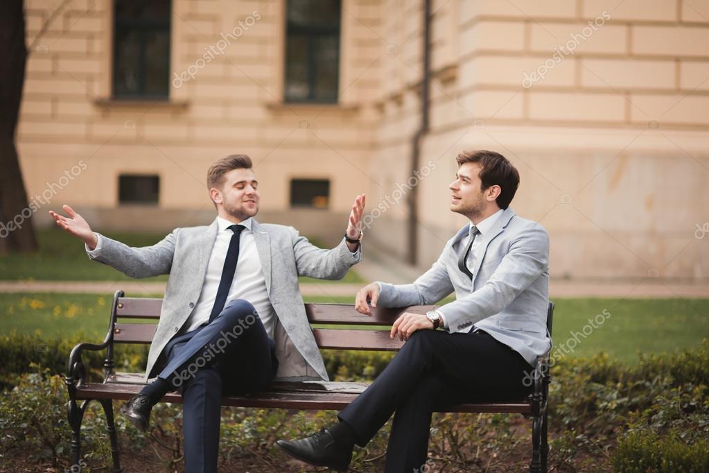 однополая любовь. силуэты двух мужчин. беседа двух мужчин. три друга. шарни винсон шаг вперед 3.