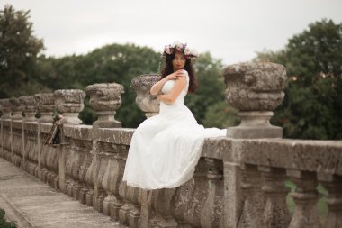 Muhteşem romantik zarif stil güzel beyaz gelin arka planda antik barok kalesinde
