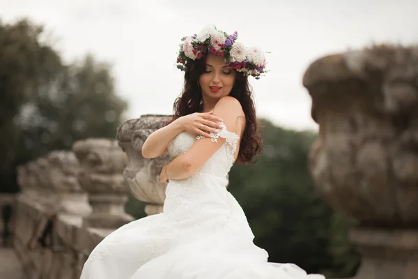 Splendido romantico gentile elegante bella sposa caucasica sullo sfondo antico castello barocco — Foto Stock