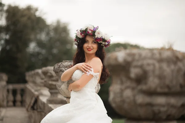 Magnifique romantique doux élégant belle mariée caucasienne sur le fond ancien château baroque — Photo