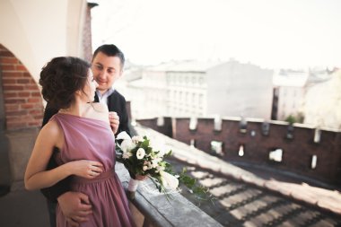 Gelin ve damadın eski bir şehirde - çift düğün