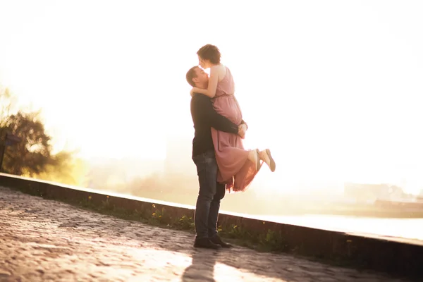 Casamento casal, noivo e vestido posando perto do rio com um copo ao pôr do sol — Fotografia de Stock