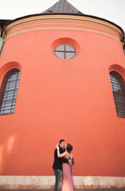 Yanında bir kilise poz zarif güzel düğün çifti. Krakow