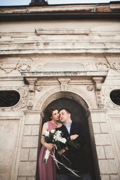 华丽的新婚夫妇，新郎和新娘与粉红色的裙子，走在这座古城，克拉科夫 — 图库照片