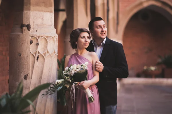 Jeune couple amoureux mariée et marié posant près de la zone avec des colonnes blanches sur le fond. Cracovie — Photo