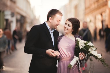 Düğün. Güzel çift, Gelin pembe elbise eski şehirde yürüyüş ile