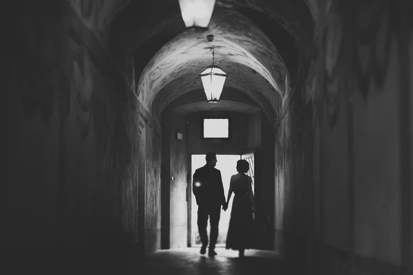 Casamento casal em grande túnel velho futurista — Fotografia de Stock