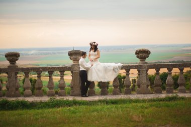 Mutlu düğün kaç sarılma ve öpüşme üzerinde arka plan eski kale