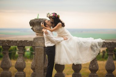 Mutlu düğün kaç sarılma ve öpüşme üzerinde arka plan eski kale