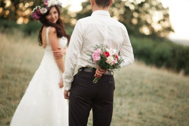 güzel düğün kaç park içinde. öp ve birbirlerine sarılmak