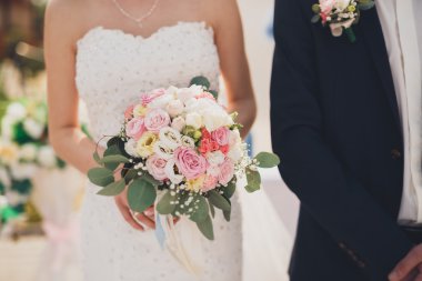 Elinde iyi düğün buket çeşitli çiçek çok