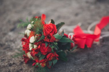 Farklı çiçeklerden oluşan lüks bir düğün buketi.