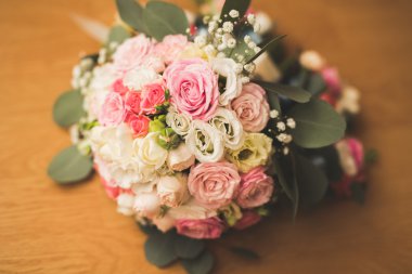 Farklı çiçeklerden oluşan lüks bir düğün buketi.