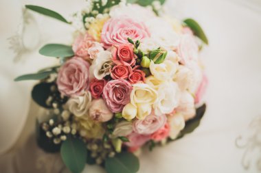 Farklı çiçeklerden oluşan lüks bir düğün buketi.