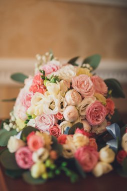 Farklı çiçeklerden oluşan lüks bir düğün buketi.