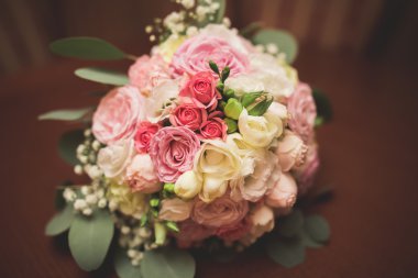 Farklı çiçeklerden oluşan lüks bir düğün buketi.