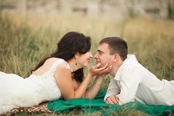 快乐婚礼情侣躺在绿草在夏季时间 — 图库照片