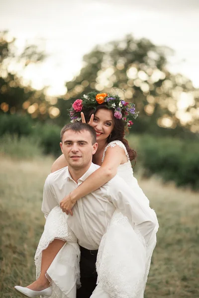 Belo casal de casamento no parque. beijar e abraçar uns aos outros — Fotografia de Stock