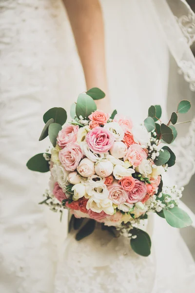 Buquê de casamento muito bom de várias flores na mão — Fotografia de Stock