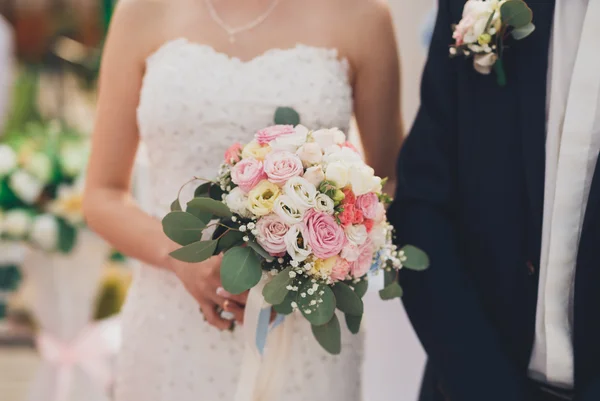 Αρκετά καλό Γαμήλια ανθοδέσμη από διάφορα λουλούδια στο χέρι — Φωτογραφία Αρχείου