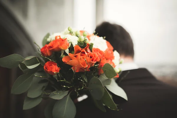 Досить хороший весільний букет з різних квітів в руці — стокове фото
