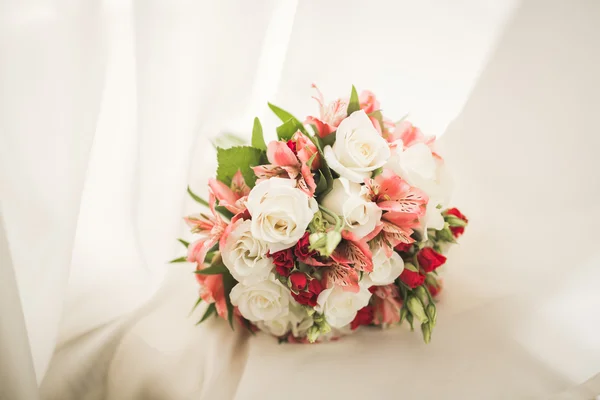 Wunderbarer luxuriöser Hochzeitsstrauß aus verschiedenen Blumen — Stockfoto