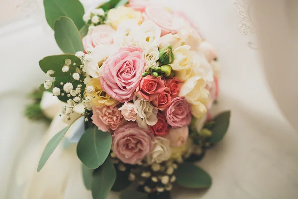 Maravilloso ramo de boda de lujo de diferentes flores —  Fotos de Stock