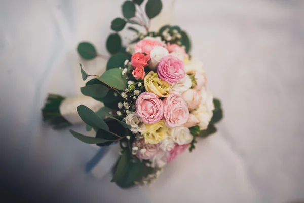 Csodálatos luxus esküvői csokor különböző virágok — Stock Fotó