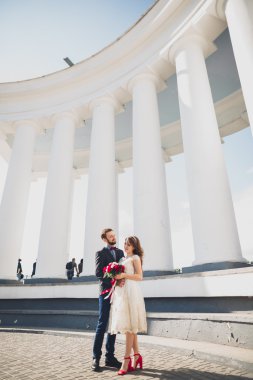 Lüks evli çift, gelin ve damat eski şehirde poz veriyor.